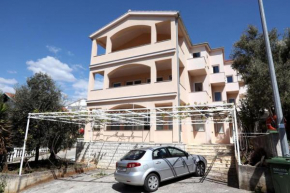 Charming 2-Bed Apartment in Okrug Gornji